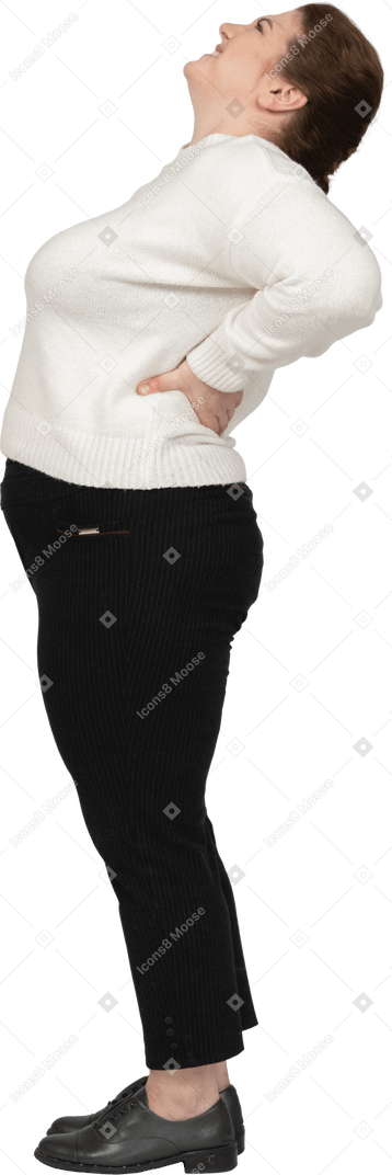 Mulher gorducha de suéter branco com dor na região lombar