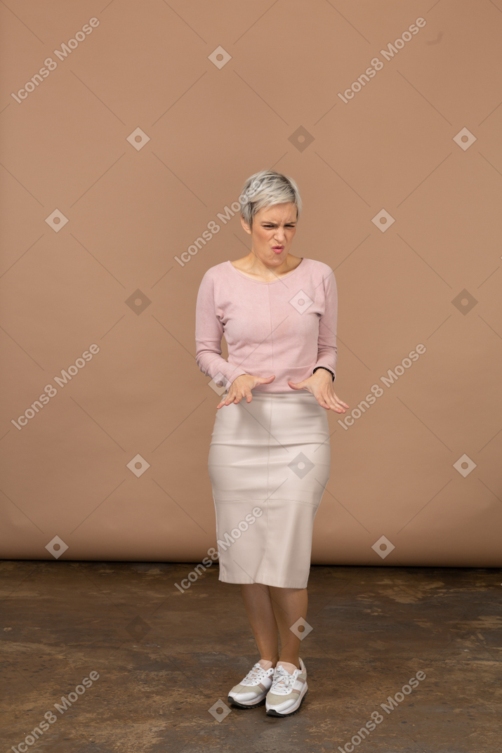 Вид спереди эмоциональной женщины в повседневной одежде, показывающей жест стоп