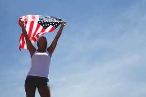 Mujer sosteniendo la bandera americana