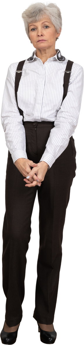 Вид спереди пожилой женщины в офисной одежде, держащей руки вместе
