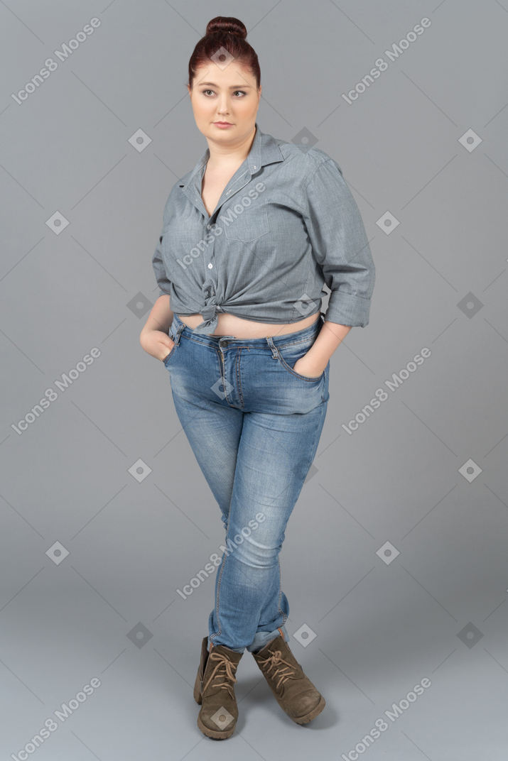 Jeune femme posant pour un appareil photo
