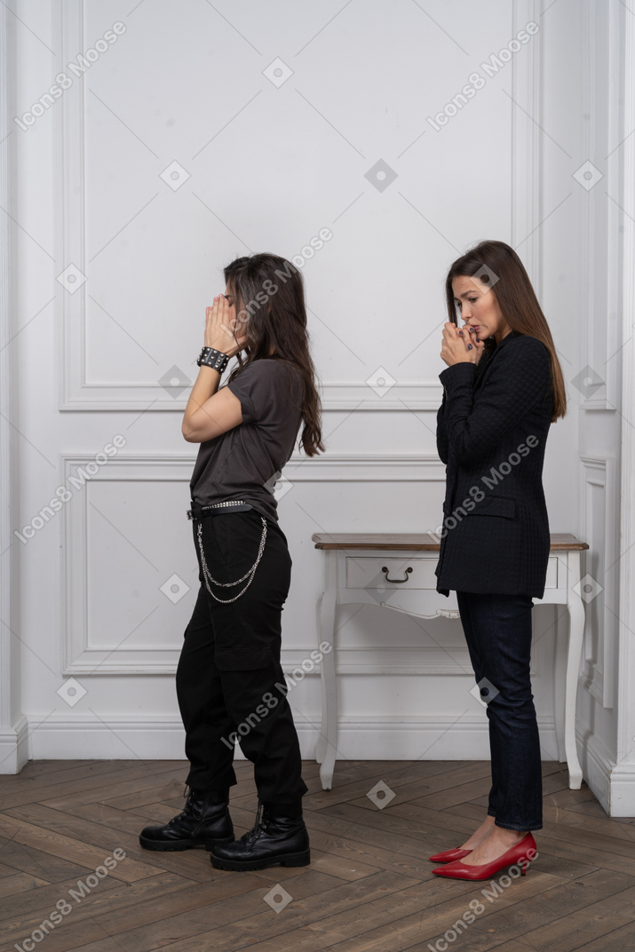 Dos mujeres jóvenes rezando