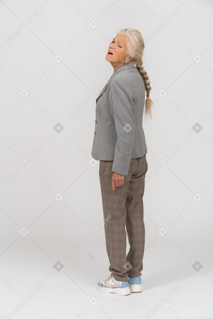 Vista laterale di una vecchia signora emotiva in giacca e cravatta