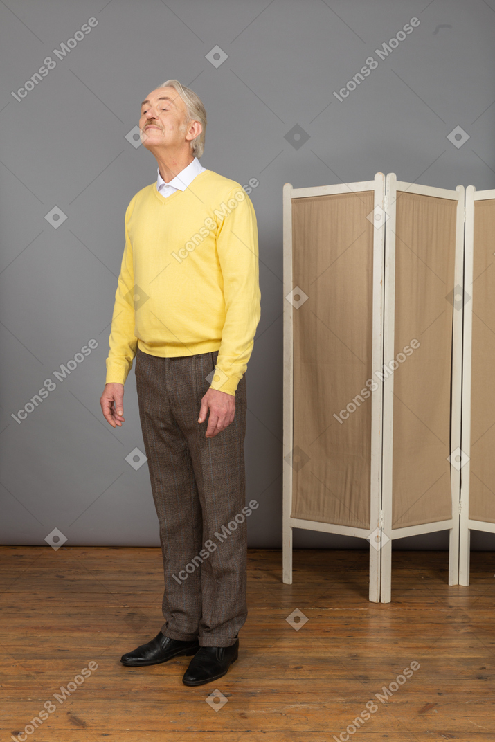 Vista de tres cuartos de un anciano levantando la cabeza