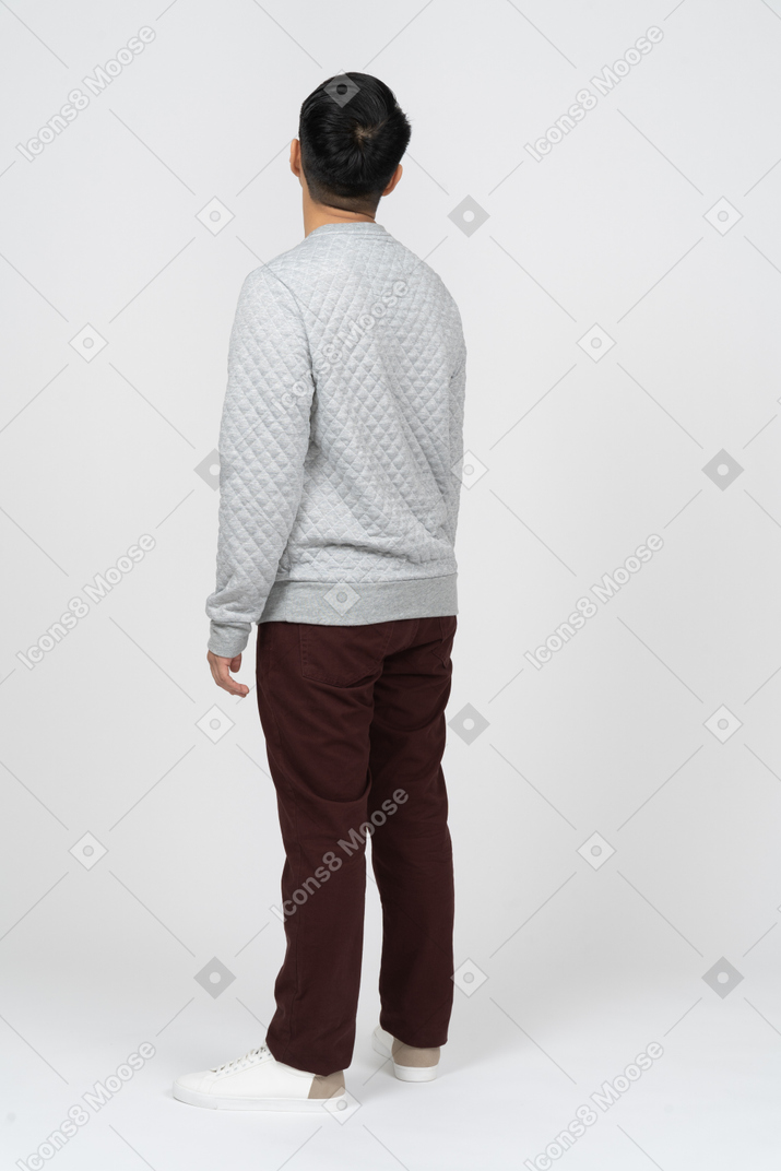 Homem com roupas casiais em pé