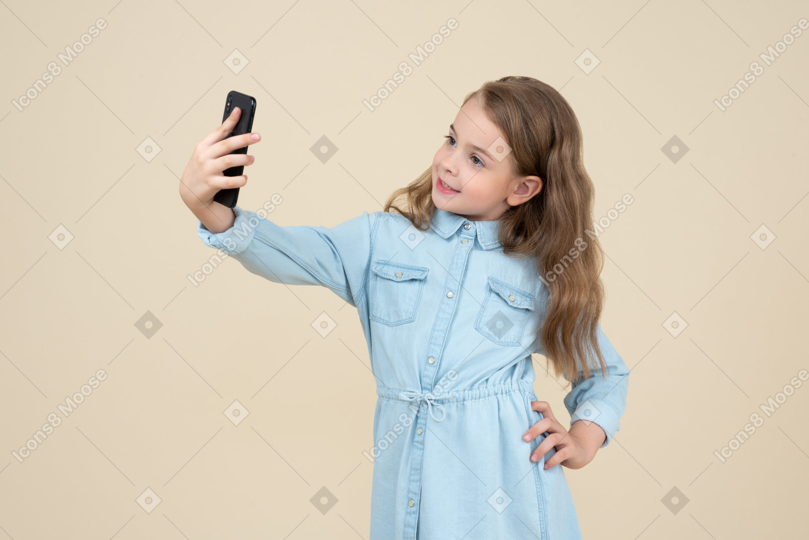 Jolie petite fille faisant un selfie