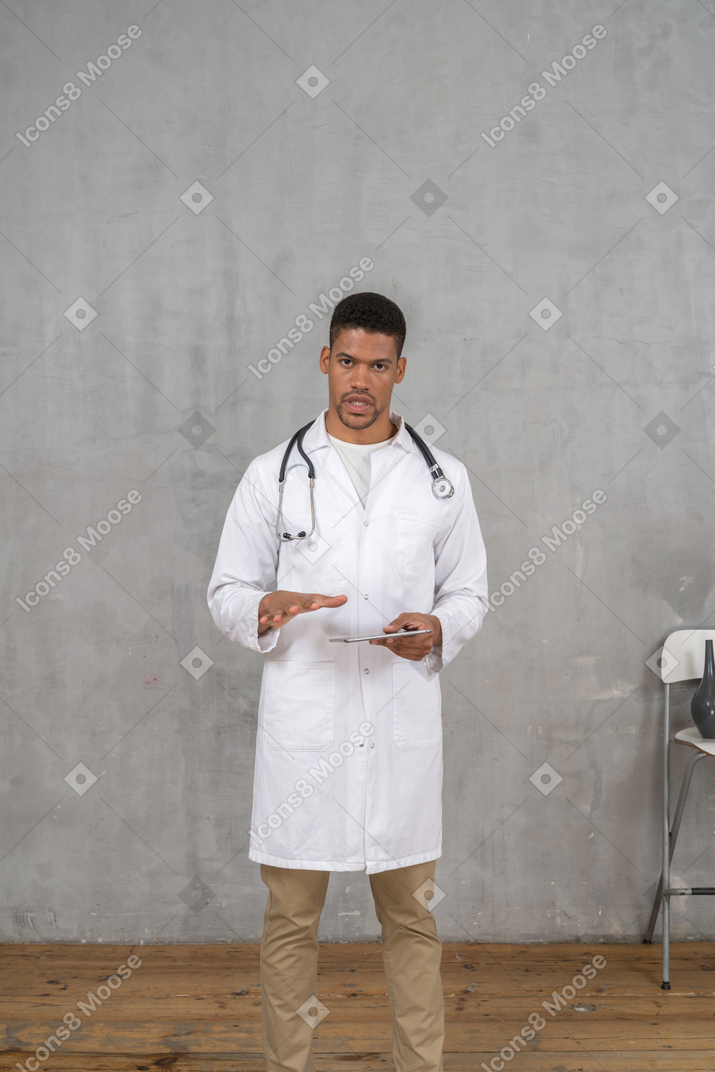Médico de aparência severa falando para a câmera