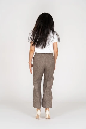 Vista posterior de una señorita saltando en calzones y camiseta