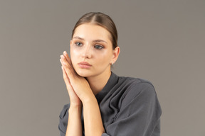 Vue de face d'une jeune femme en combinaison avec une peau propre