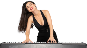 笑顔でピアノを弾く黒いドレスを着た喜んでいる若い女性の正面図