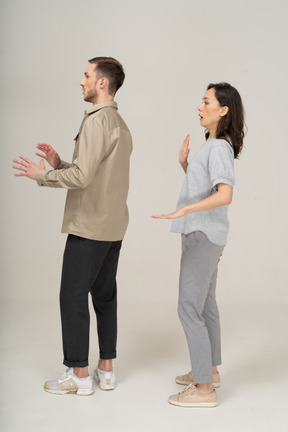 Vue de trois quarts d'un jeune couple effrayé