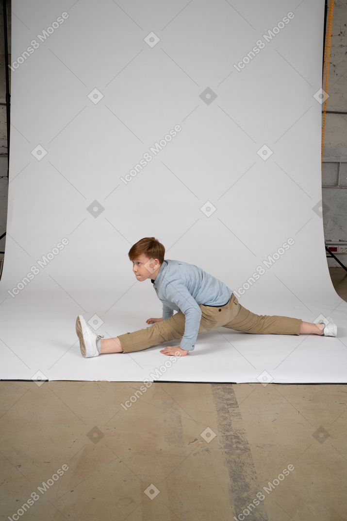 Boy doing a splt