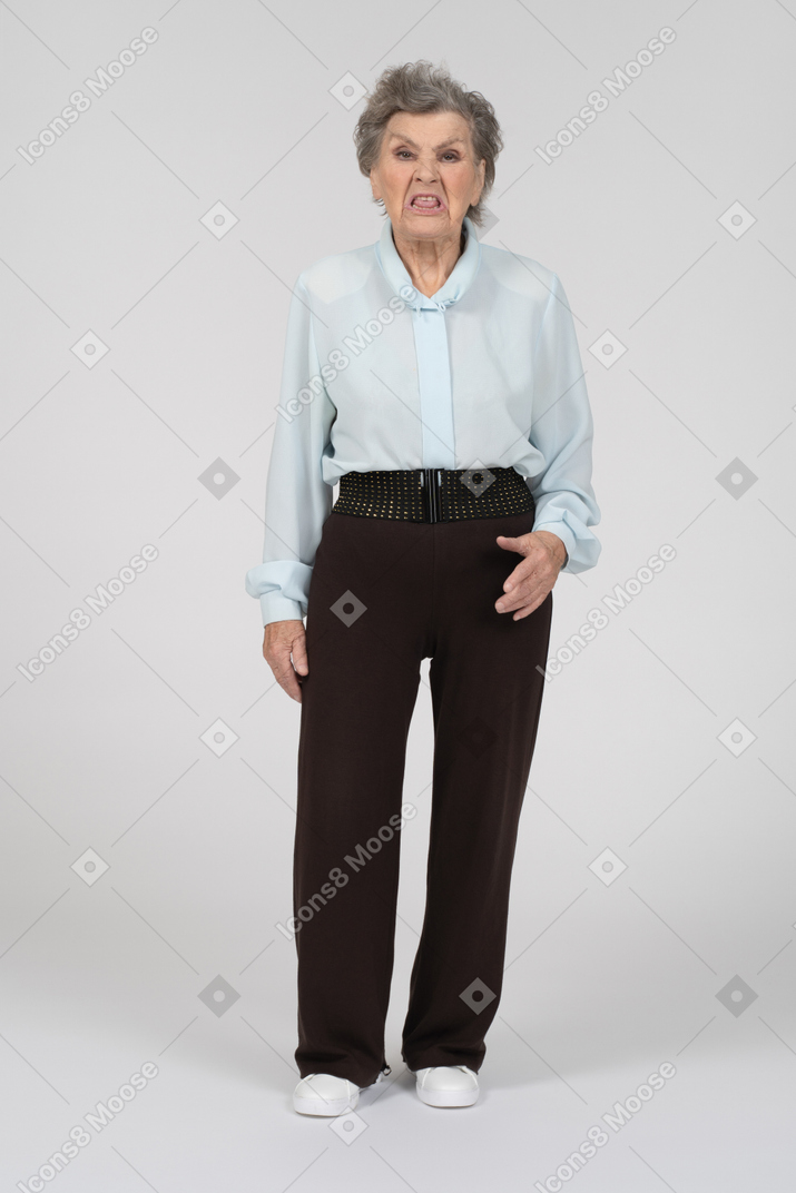 Vista frontale di una donna anziana con lo sguardo di disprezzo
