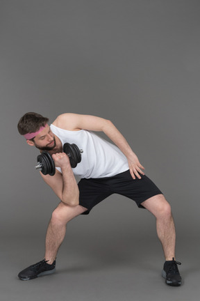 Homem malhando um músculo bíceps