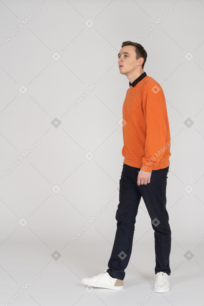 오렌지 셔츠 산책에 젊은 남자