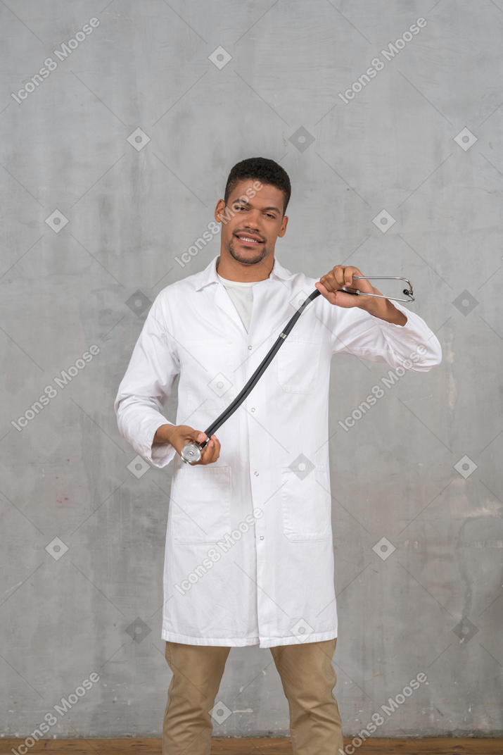 Medico sorridente che tiene uno stetoscopio