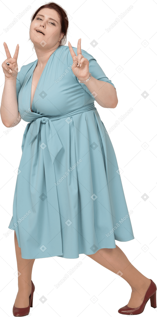 V 표시를 보여주는 파란 드레스에 여자의 전면 보기