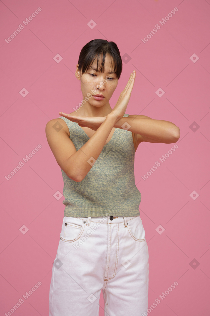 Femme sérieuse croisant les bras