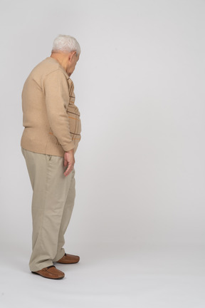 一位穿着休闲服的老人俯视的侧视图
