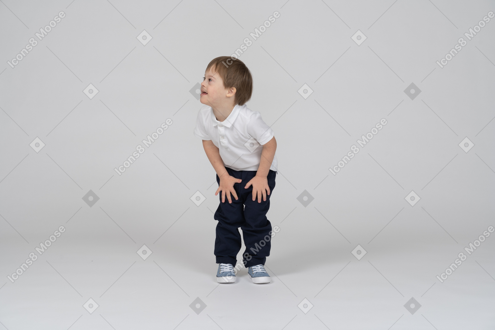 Niño pequeño de pie con las manos en los muslos