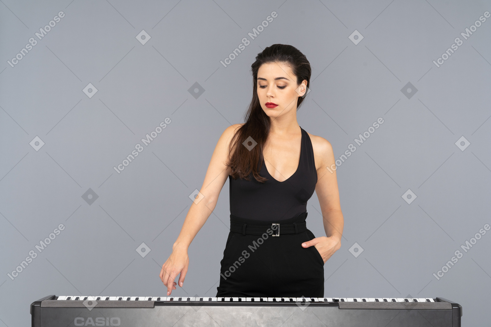 피아노의 키를 누르면 검은 드레스에 젊은 아가씨의 전면보기