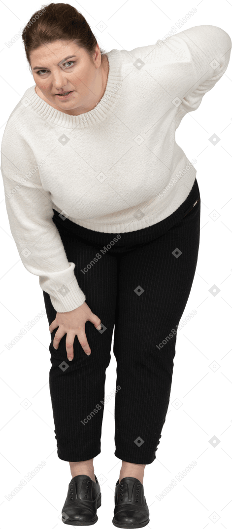 Mujer regordeta en ropa casual que sufren de dolor en la espalda baja