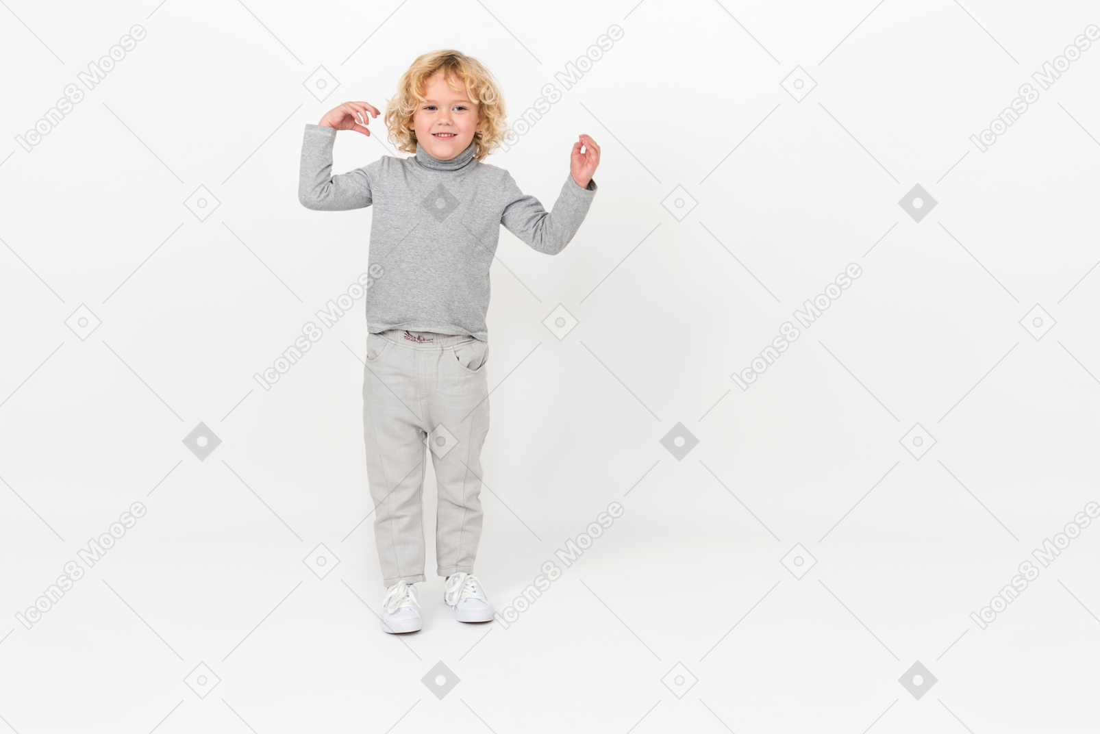 Ragazzo sorridente bambino in piedi con le mani in alto