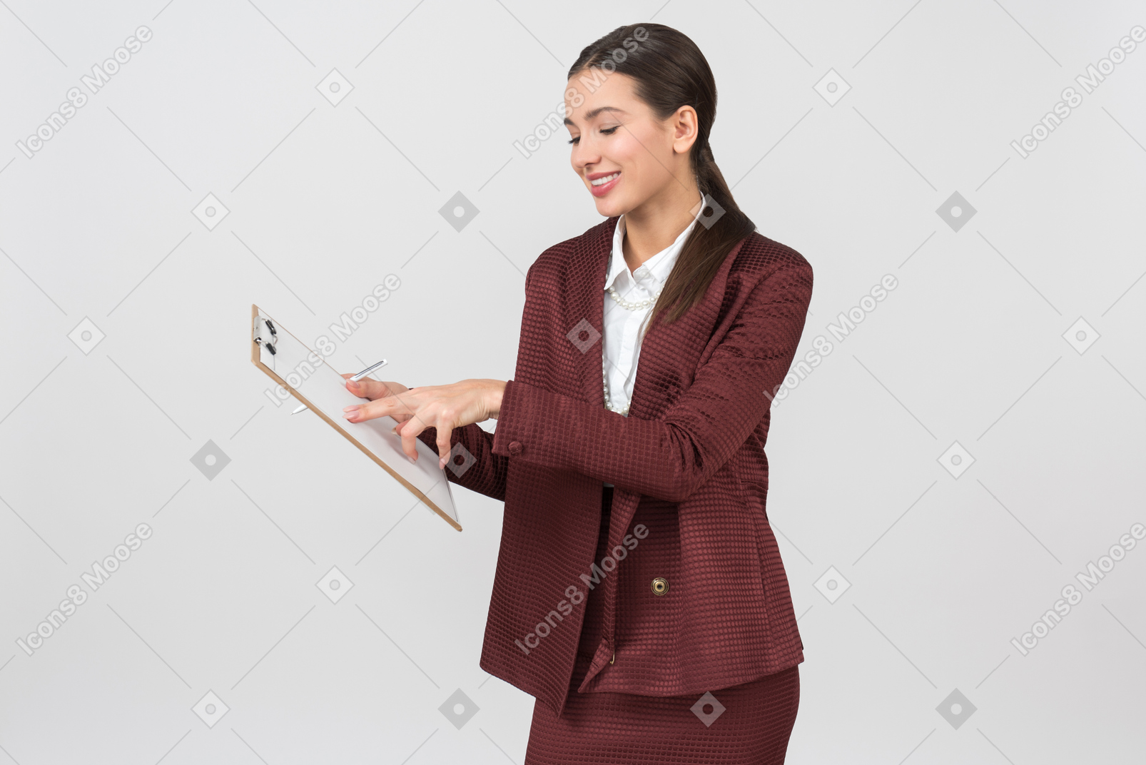 Atractiva mujer vestida formalmente revisando notas