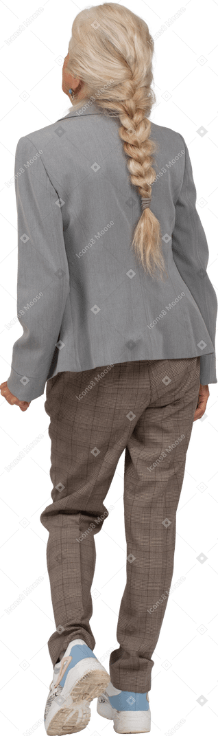 片足で立っているスーツを着た老婦人の背面図