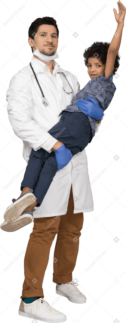 Doctor sosteniendo un niño feliz