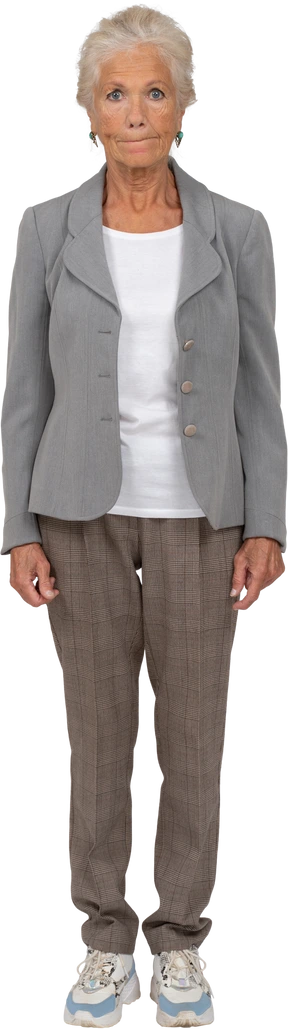 Vista frontal de una anciana en traje de morderse los labios