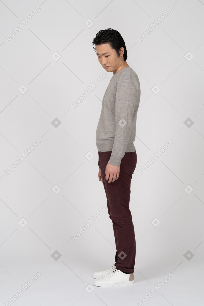 休闲服装站的男人