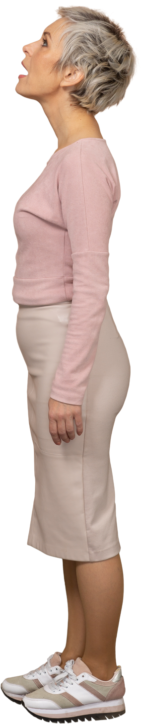 Vista lateral de una mujer en ropa casual de pie con la boca abierta