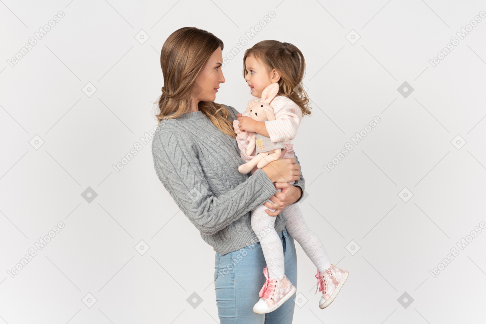 彼女の母親の腕の中で安全で幸せ