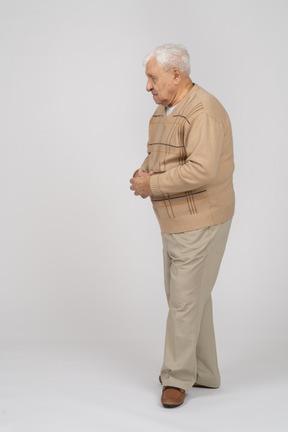 カジュアルな服装で悲しい老人の側面図