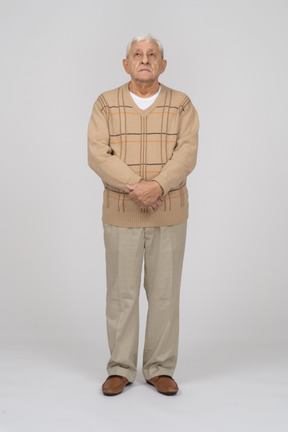 見上げるカジュアルな服装の老人の正面図