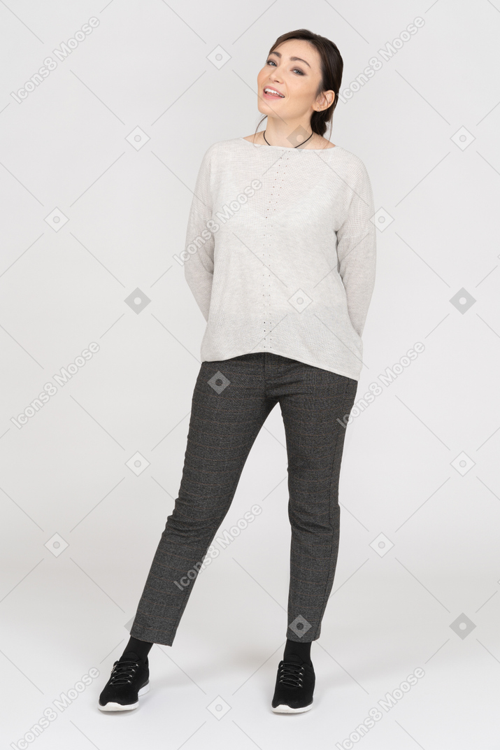 Ritratto di una giovane donna sorridente isolata su sfondo bianco