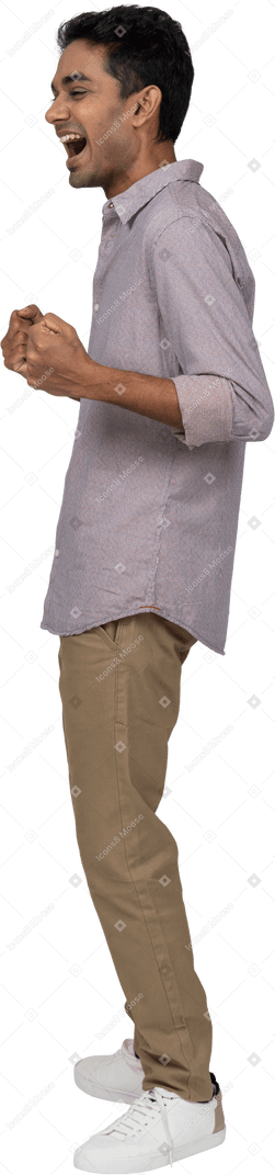 Mann in freizeitkleidung stehend