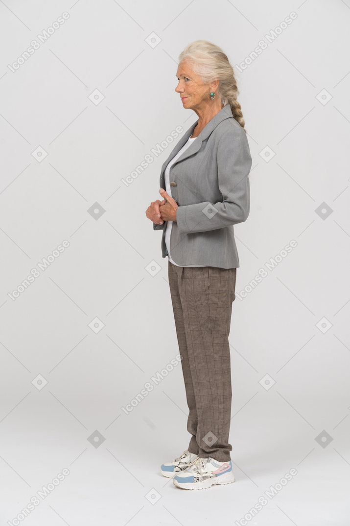 프로필에 서 있는 양복을 입은 노부인