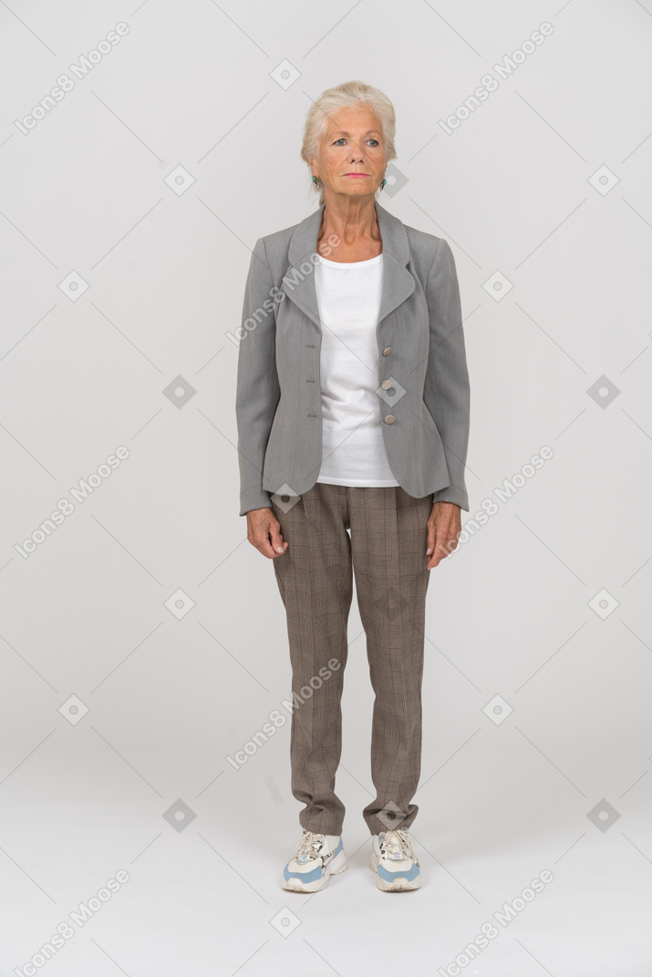 Vista frontal de uma senhora com jaqueta cinza