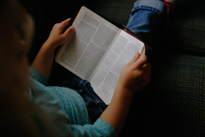 Assis avec un livre ouvert