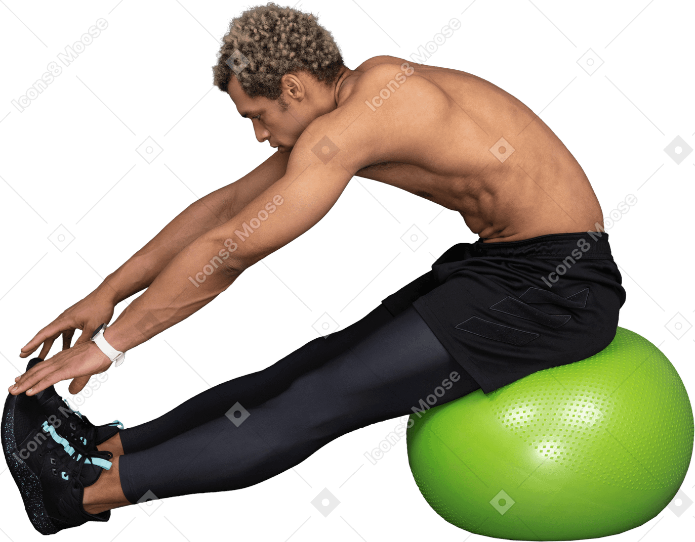 Vista laterale di un uomo afro senza camicia che si allunga mentre è seduto su una palla da palestra verde