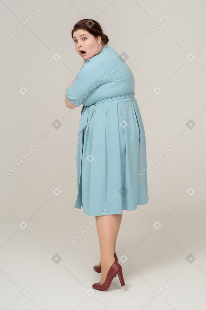 자신을 질식시키는 파란 드레스를 입은 여자의 옆모습