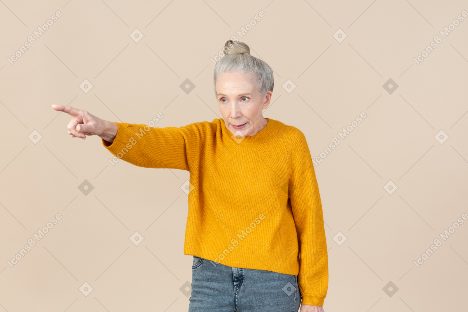 Elegante donna anziana che punta a qualcosa