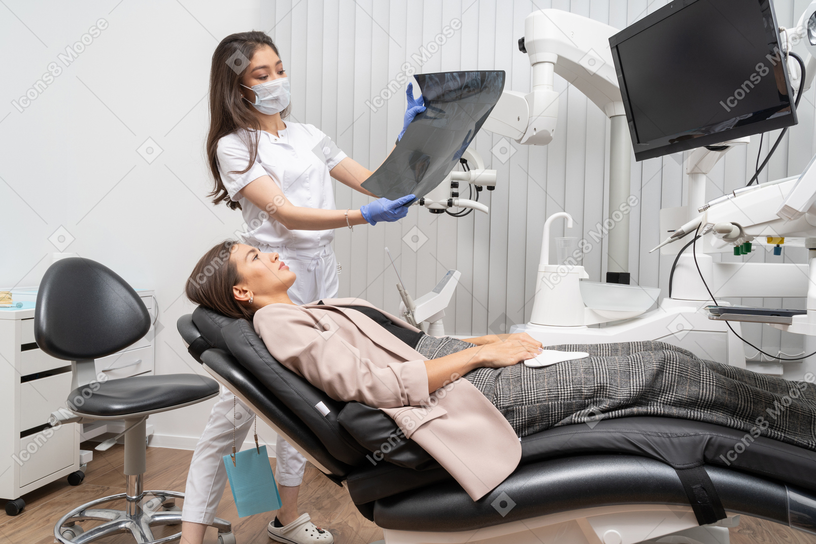 Comprimento total de uma dentista e sua paciente olhando para um raio-x