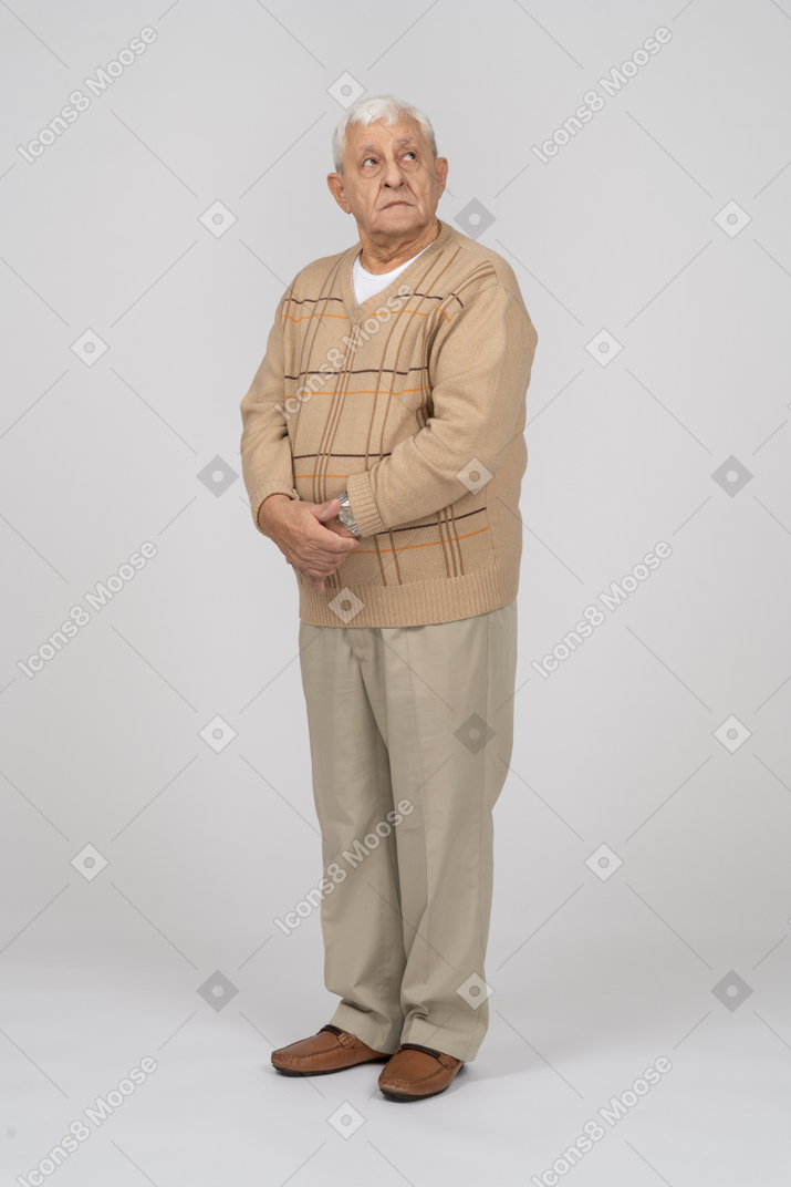 Vue de face d'un vieil homme en vêtements décontractés jusqu'à