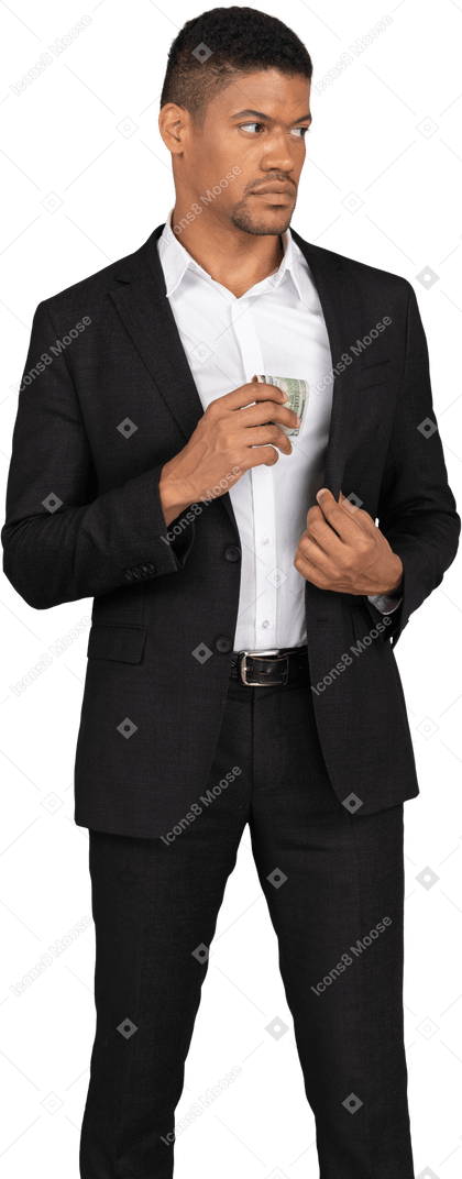 一个穿着黑色西装、拿着银行卡的年轻人的前视图