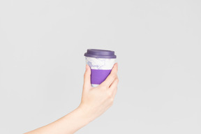 Mano femenina sosteniendo la taza de café