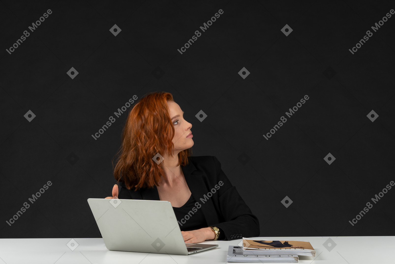 Giovane donna distratta che si siede al computer portatile