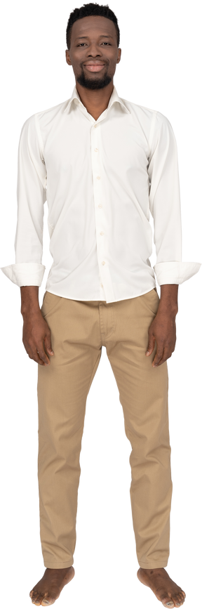 Homme en chemise blanche debout